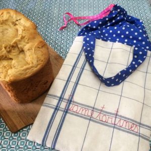 Un sac à pain brodé main à emmener chez le boulanger pour y déposer directement vos achats. Une fois à la maison, votre pain restera frais bien longtemps. Joli et pratique !