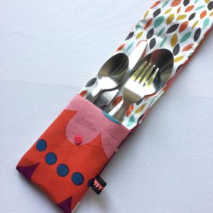 Son intérieur imperméable est parfait pour y déposer vos couverts après le repas, une fois rentrée à la maison, un coup d'éponge suffit et votre étui à couverts est prêt pour le lendemain !