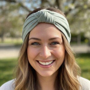 Bandeau cheveux vert olive en double gaze porté par une femme souriante