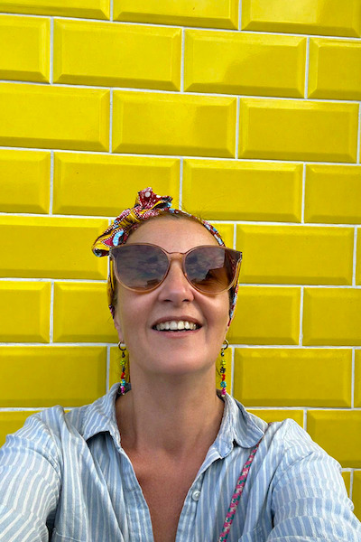 « Girl boss de Happyfannyboutique portant un bandeau artisanal coloré, symbole de la marque Happyfanny. Accessoire cheveux fait main, joyeux et tendance, incarnant la créativité et l’énergie positive de la marque.