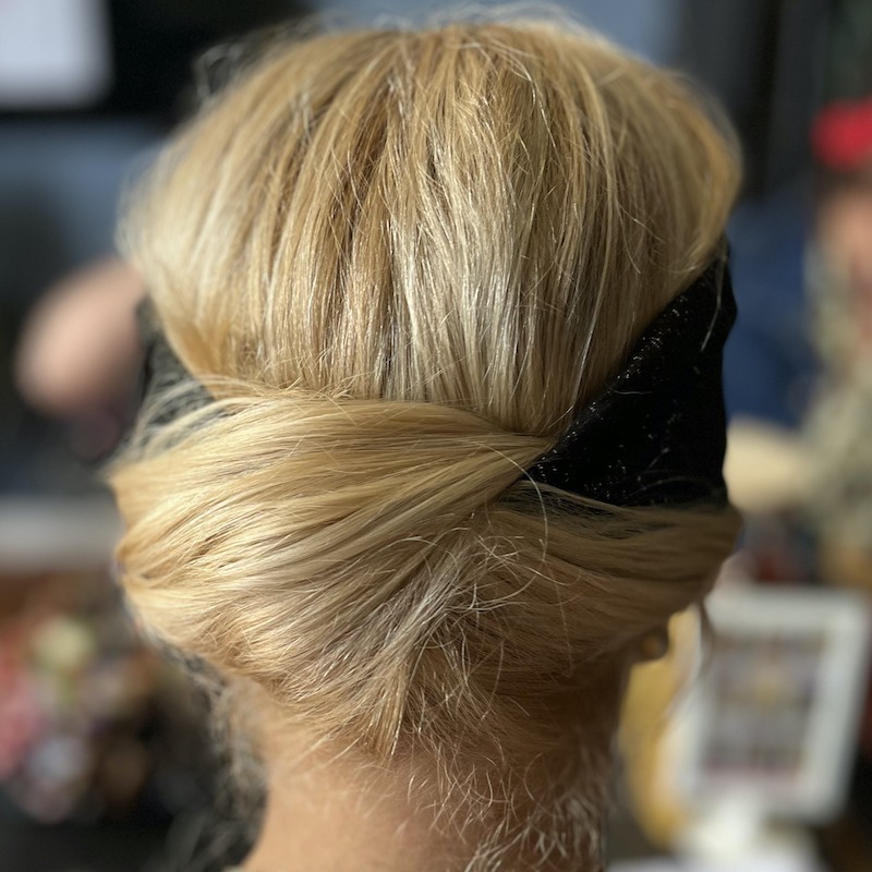 Femme rayonnante aux cheveux auburn cuivrés portant un bandeau fil gainé jaune à motifs noirs et détail violet, ambiance automnale chaleureuse, accessoire cousu à Lille signé Happyfanny.